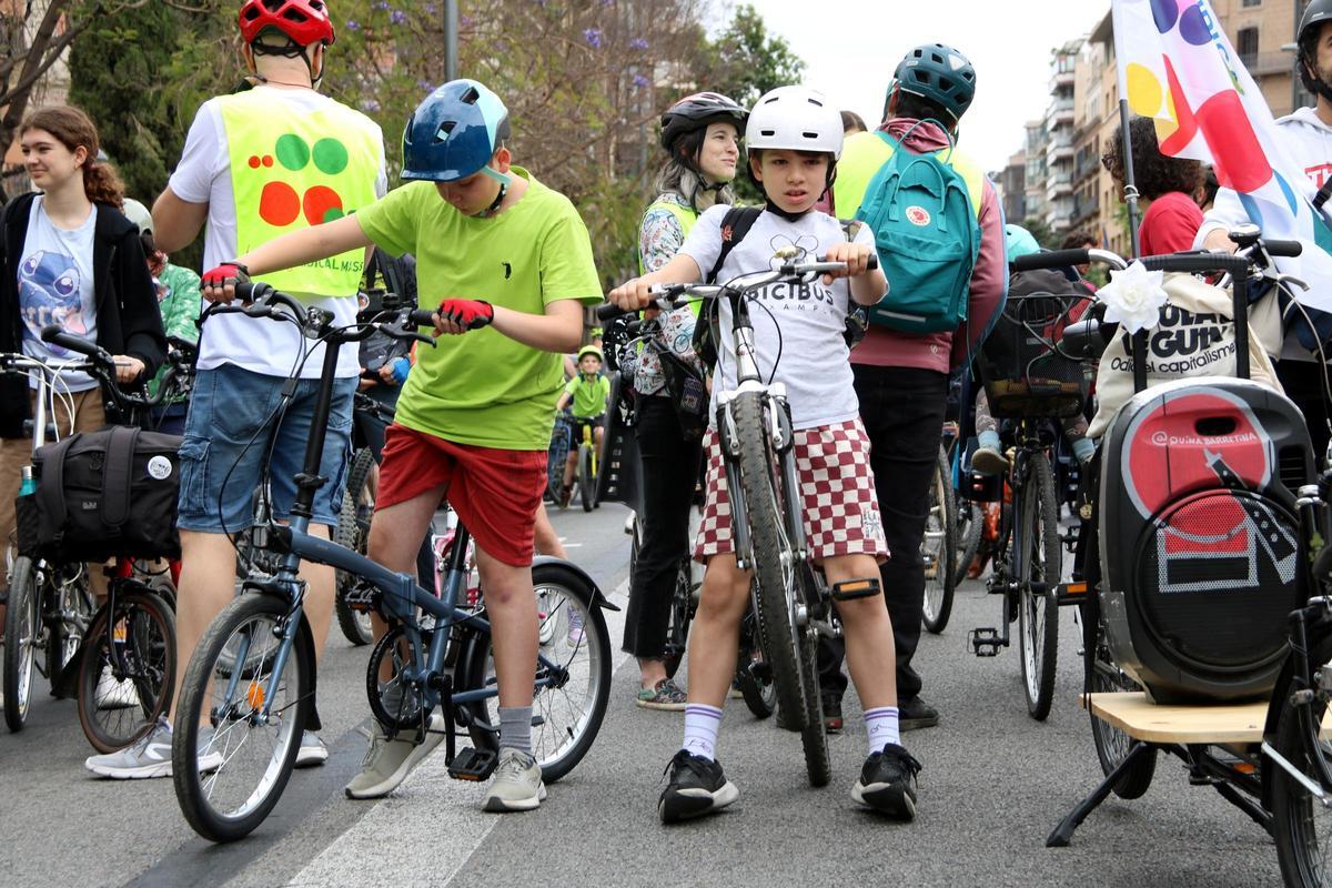 Participantes de la 5ª edición de la bicicletada Kiddical Mass en Barcelona.