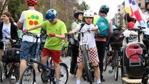 Participantes de la 5ª edición de la bicicletada Kiddical Mass en Barcelona.