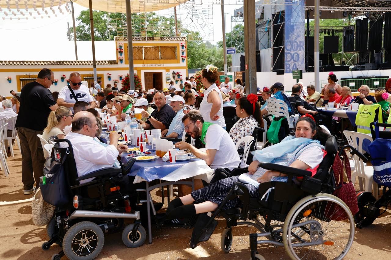 La Feria de Córdoba en imágenes: un martes para tomárselo sin prisas en El Arenal