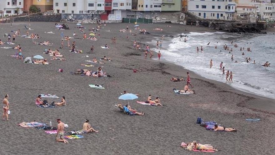 La mascarilla, de uso obligado también en la playa y piscina salvo al bañarse