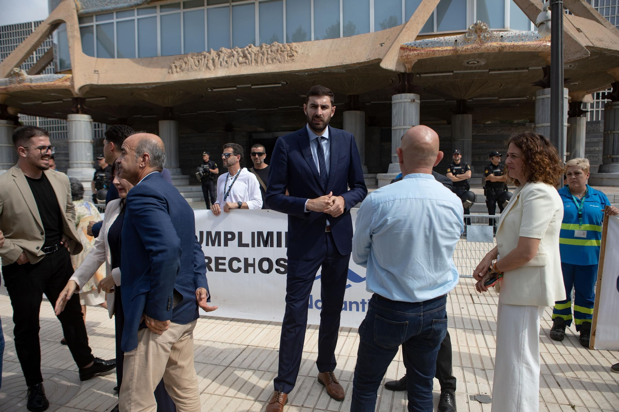 Los trabajadores de Navantia protestan frente a la Asamblea Regional