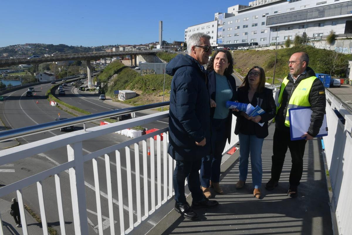 Luis Verde, Belén do Campo y Begoña Freire supervisan los trabajos previos al corte de tráfico total en la carretera de A Pasaxe durante tres días para la demolición del viaducto de acceso al Chuac.