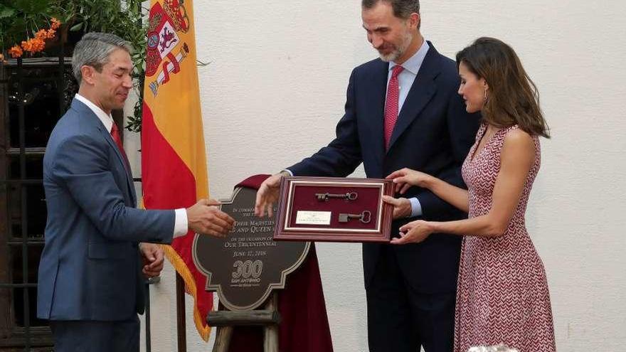 El alcalde de San Antonio, Ron Nirenberg, entrega la distinción a los Reyes, ayer.