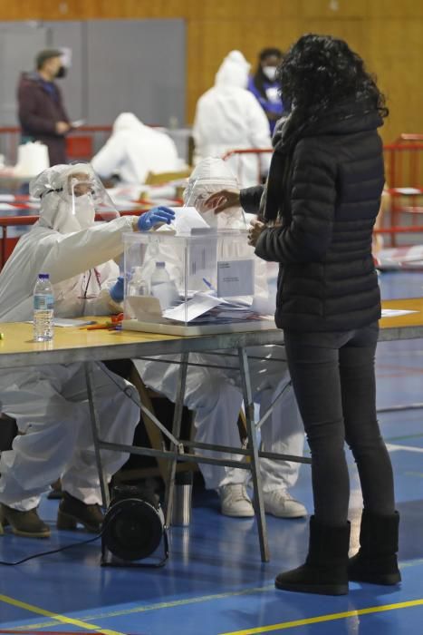 Membres de les meses electorals amb EPI a Girona