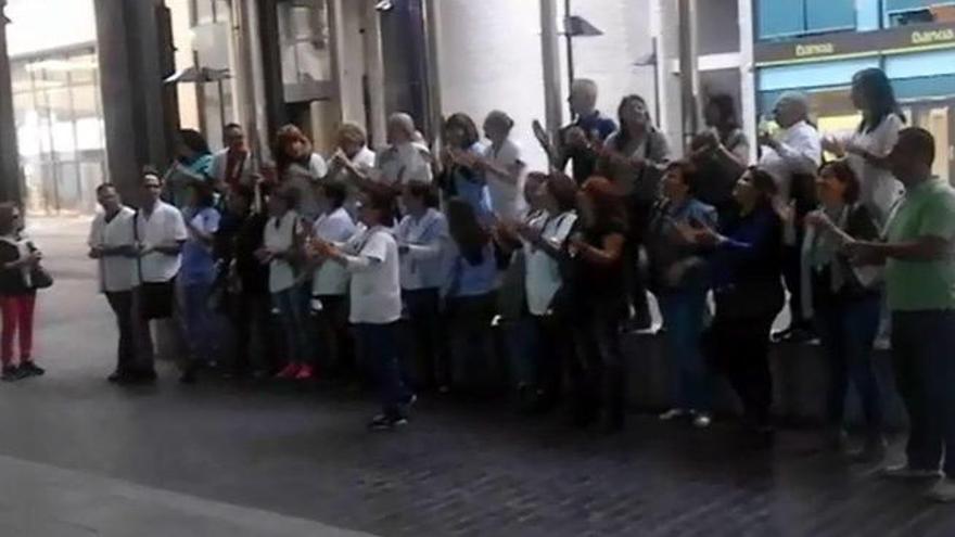 Celadores protestan a las puertas del Negrín