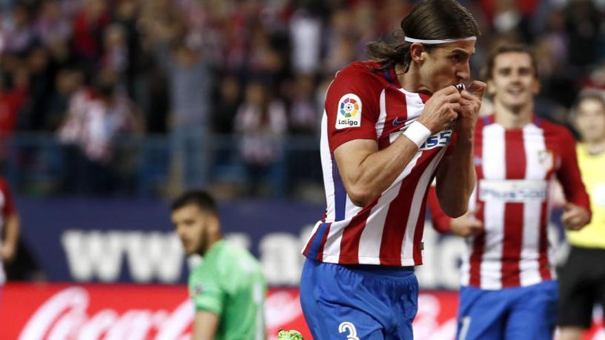 Filipe Luis celebra su gol.