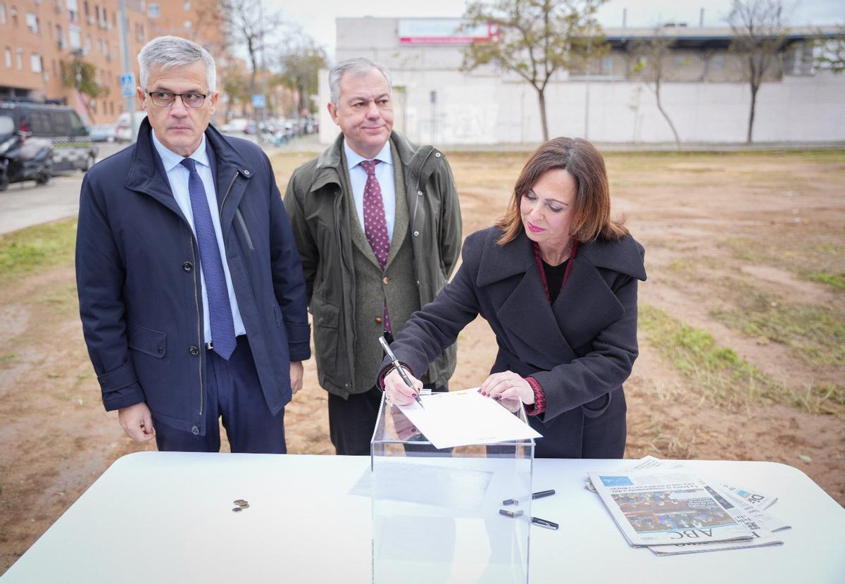El alcalde de Sevilla, José Luis Sanz, coloca junto a Rocío Díaz, consejera de Vivienda de la Junta, y David Lucas Parrón, secretario de Estado de Vivienda, la primera piedra del edificio 'colinving' en Pino Montano