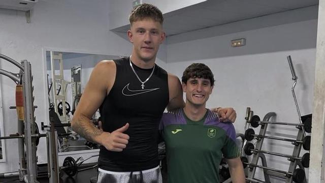 El fisioterapeuta Sergio Ruiz, junto a Artura Butajevas.