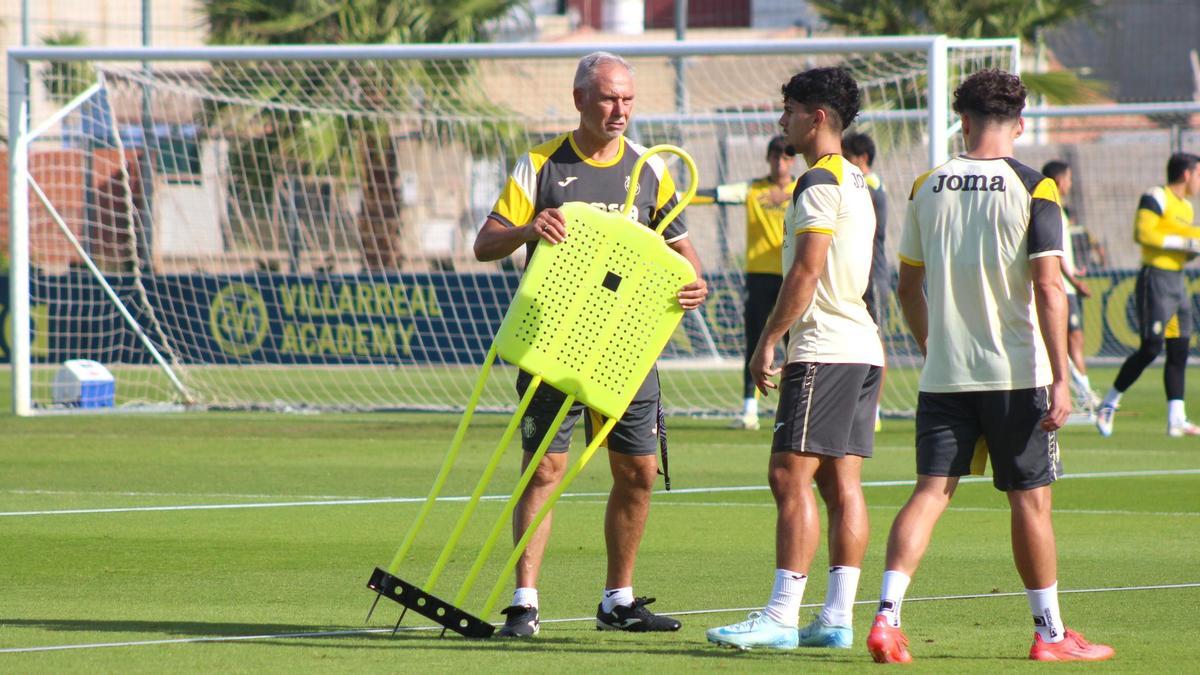 Miguel Álvarez da instrucciones a sus jugadores en un entrenamiento de esta temporada.