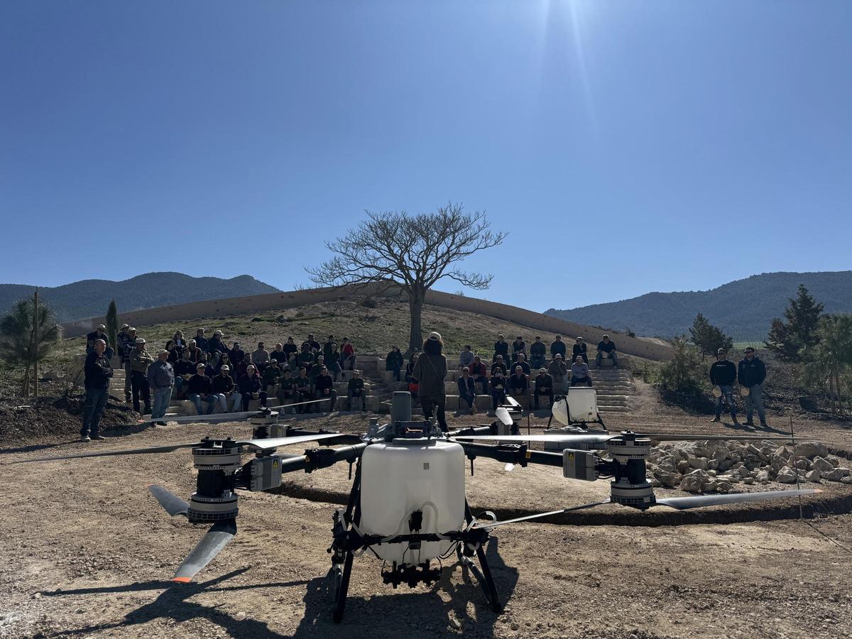La demostración organizada por Avanterra Tech mostró el avance de la tecnología dron en el campo español.