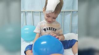 El niño Oliver ya está en Barcelona para operarse de un tumor cerebral