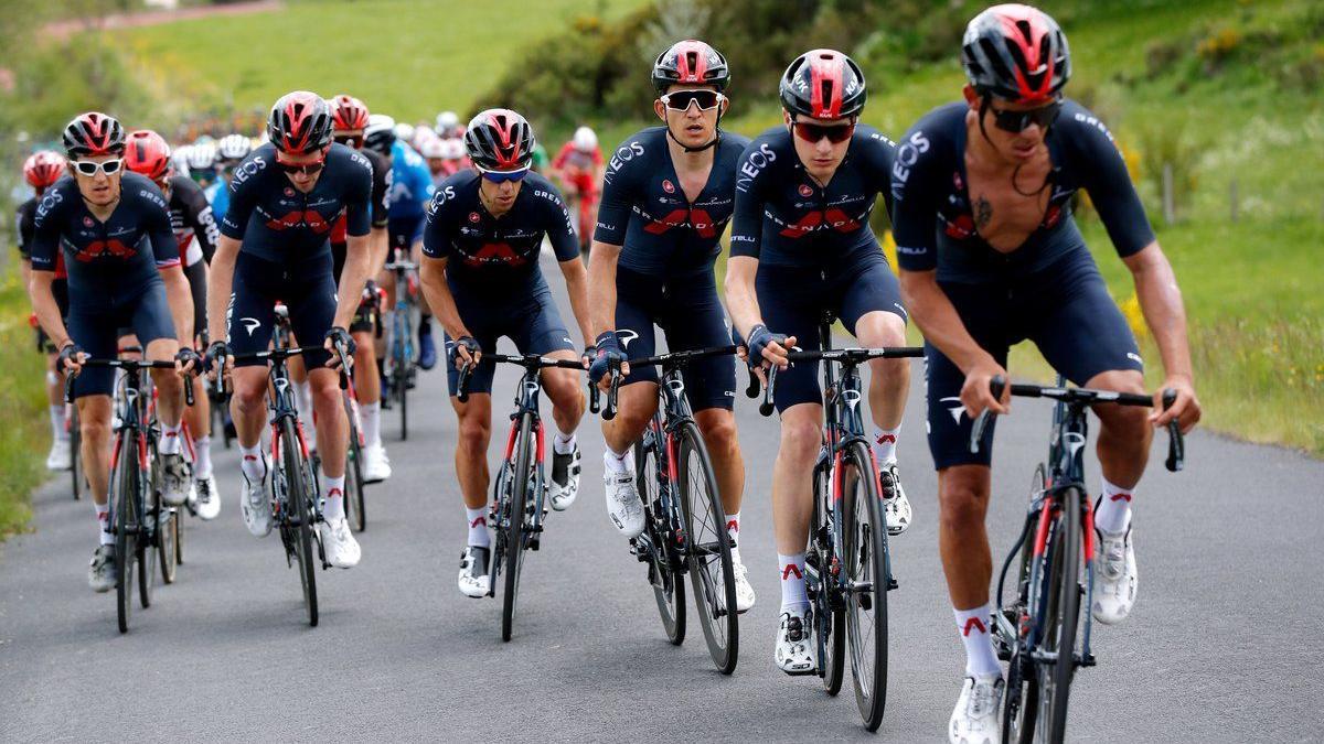 El equipo Ineos tira del pelotón durante la segunda etapa del Critérium del Dauphiné