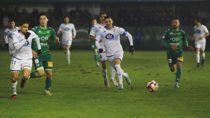 Javi Moreno y Jordan en carrera con el capitán del Deportivo, Lucas Pérez ayer en el derbi gallego. |  // IÑAKI OSORIO