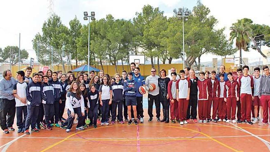 Alumnes amb els equips de bàsquet