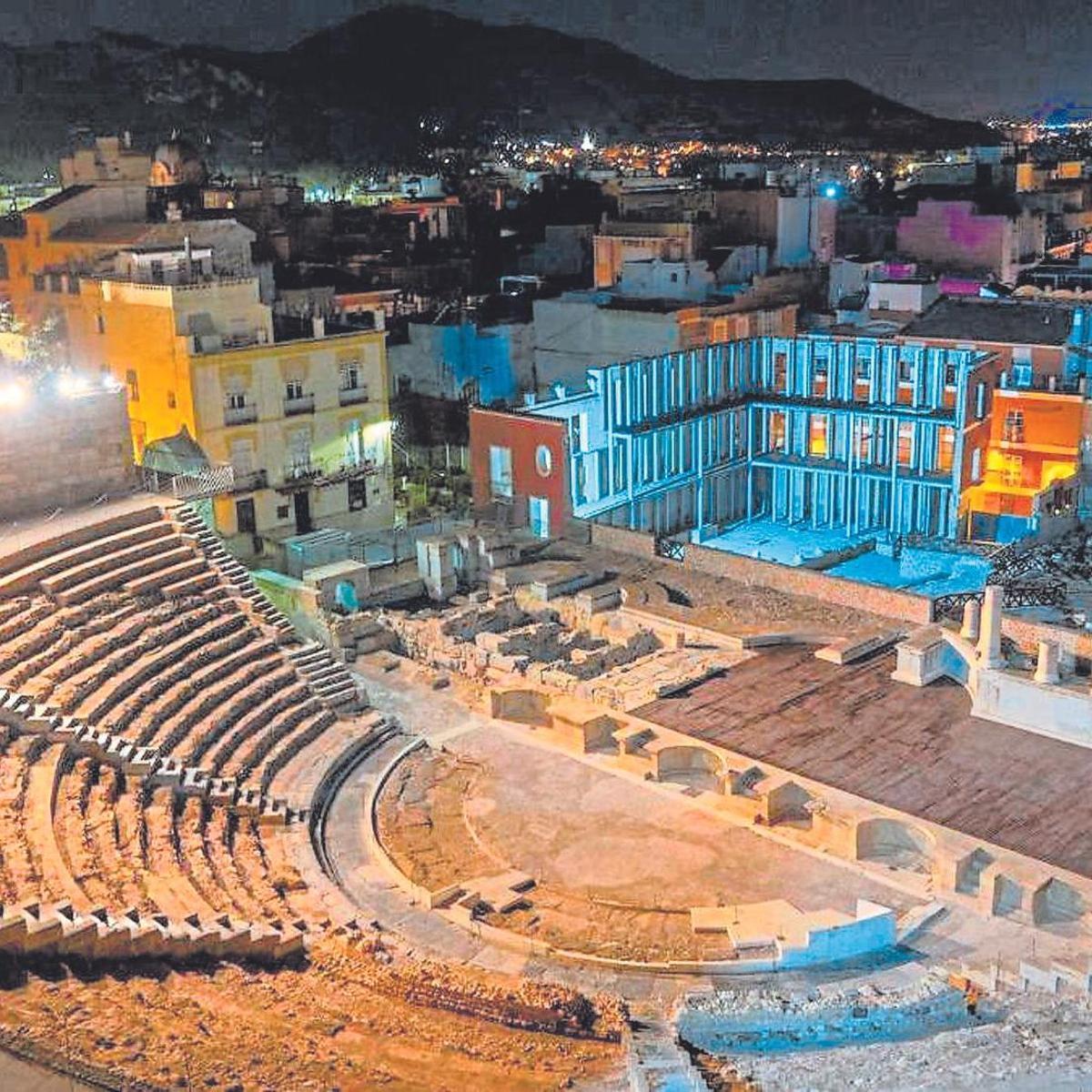 El Teatro Romano de Cartagena durante la noche.