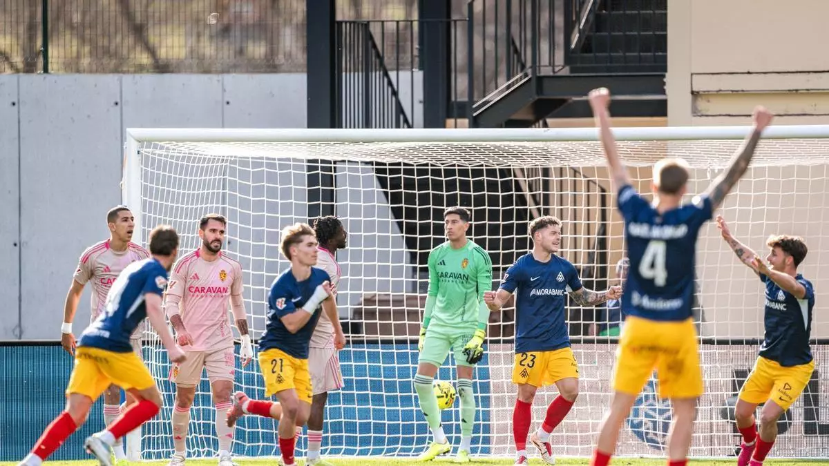 Un final de locura del Real Zaragoza es insuficiente para sumar en Andorra (2-1)