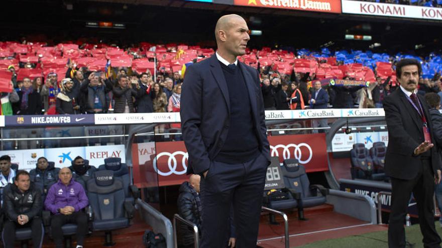 Zidane durante el partido en el Camp Nou.