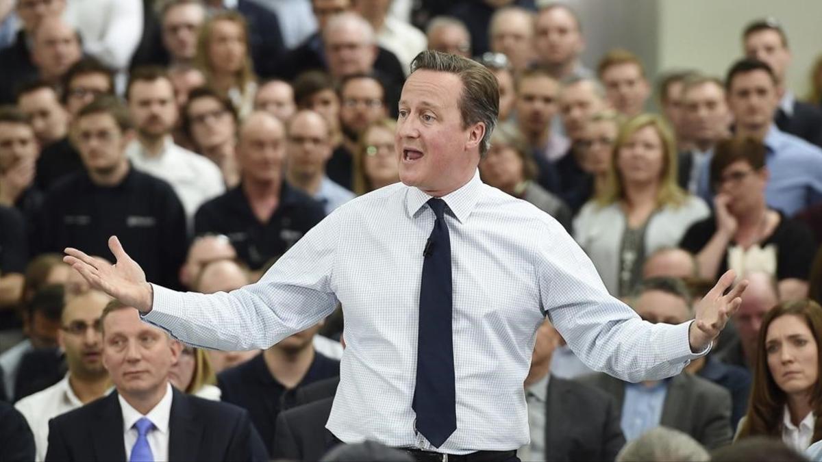 El primer ministro britanico, David Cameron, se dirige a los trabajadores de la fabrica Caterpillar durante un mitin para apoyar la permanencia del Reino Unido en la Union Europea  UE.