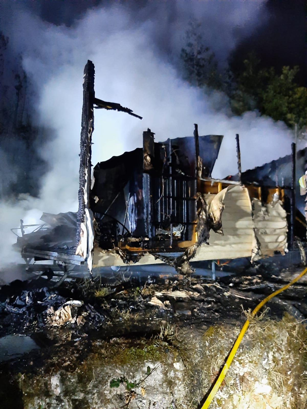 Un incendio arrasa una casa prefabricada y dos coches en Cerdedo-Cotobade