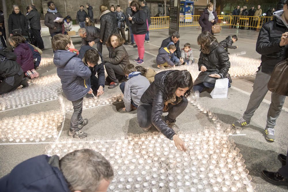 El centre de Manresa s''il·lumina amb 30.000 espelmes