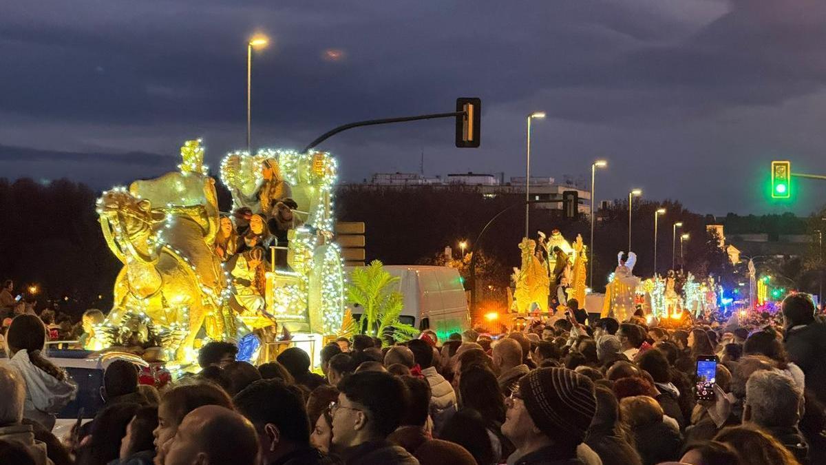 Cabalgata de Reyes a su paso por el puente de San Rafael.
