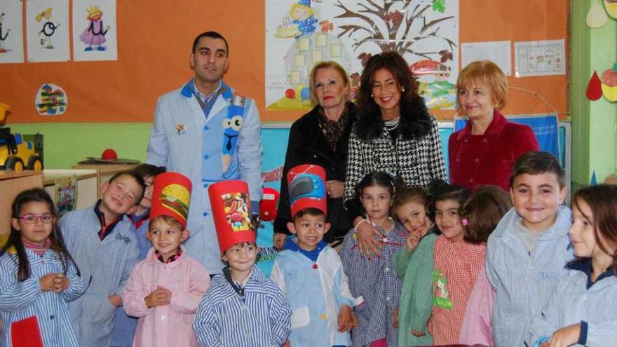 María Villar, Marisol Díaz Mouteira y Mercedes Gallego con los alumnos del CEIP del Xurés. // FdV