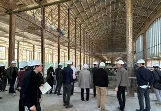 Els equips que han de dissenyar l’interior de la Fàbrica Nova prenen les mides de la nau