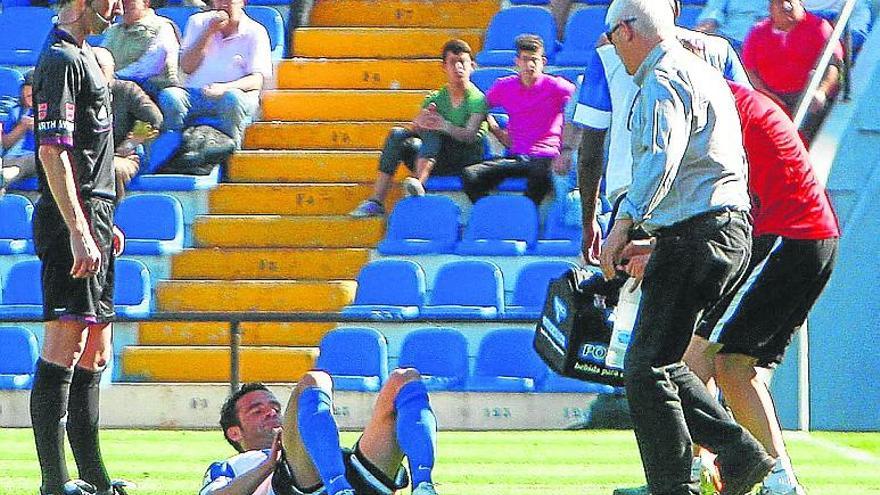 El capitán Peña, tras caer lesionado ante el Girona.