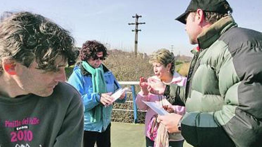 Responsables de Mavea, ayer, ofreciendo información de la red en la ría.