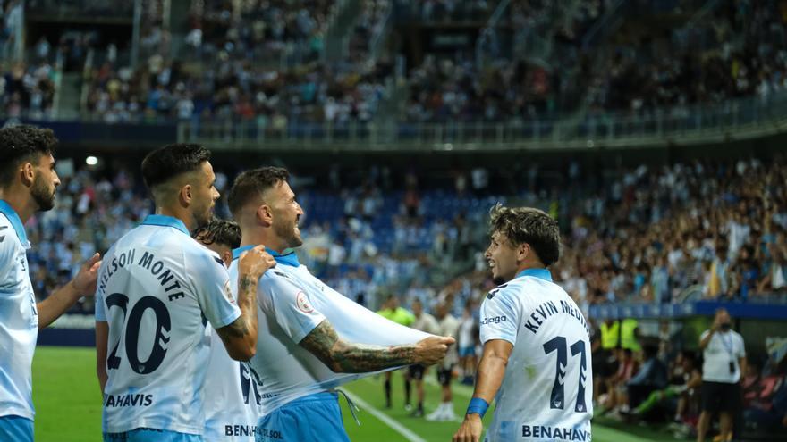 Los blanquiazules celebran el gol de Dioni