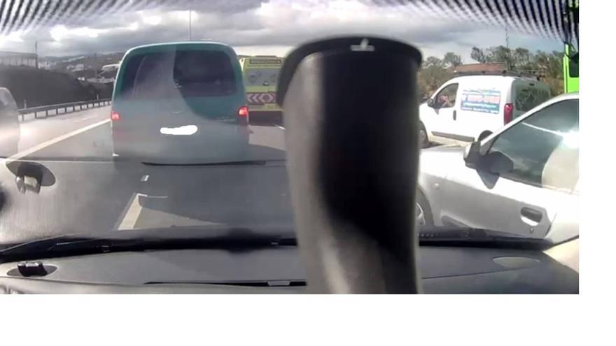 Un coche se aprovecha de una ambulancia para saltarse un atasco en Gran Canaria
