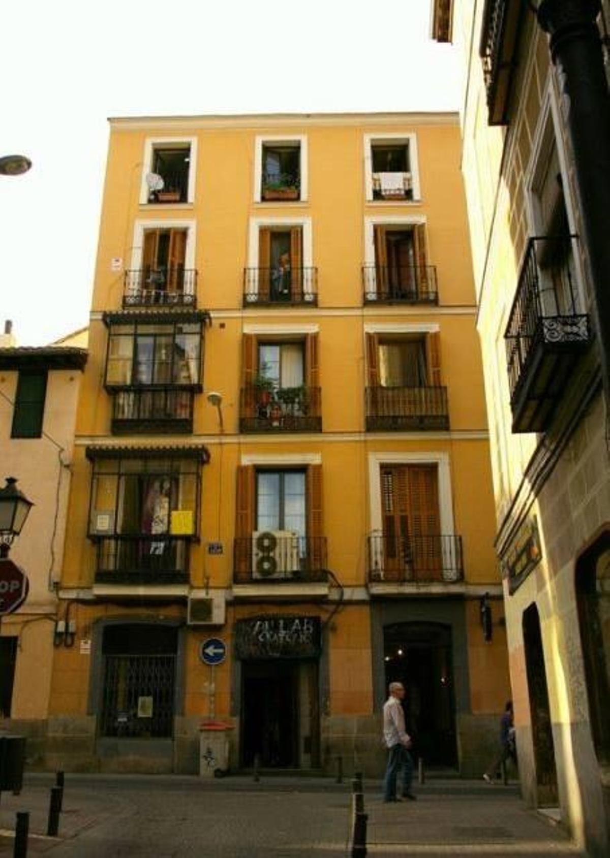 Los diseñadores de la serie tomaron la fachada del edificio en Colon, 14 como inspiración para la creación del bloque residencial en la ficción