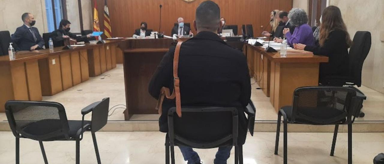 El acusado de abusar sexualmente de su hija, ayer, en la Audiencia de Palma.