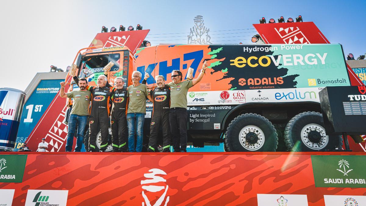 La tripulación del Team Ecovergy celebra su éxito en el Dakar