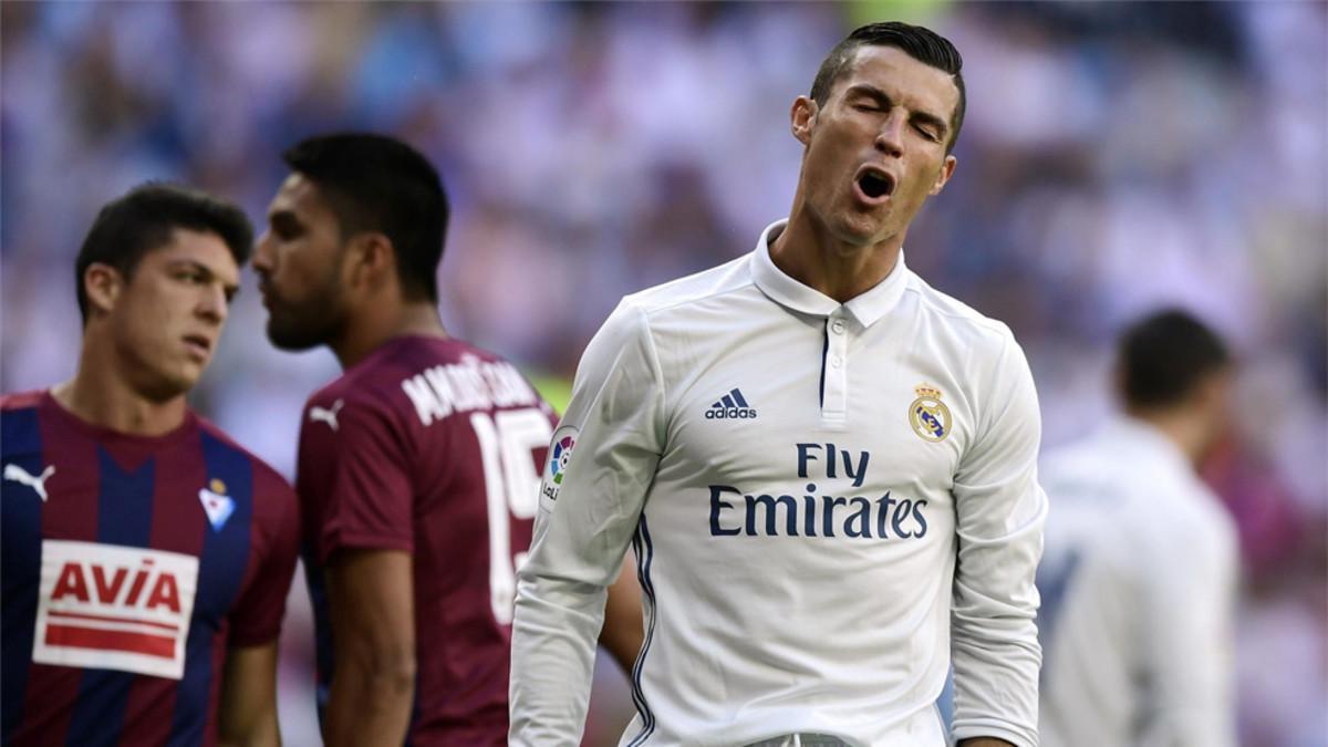Cristiano Ronaldo se lamenta durante el Real Madrid - Eibar de la Liga 2016/17