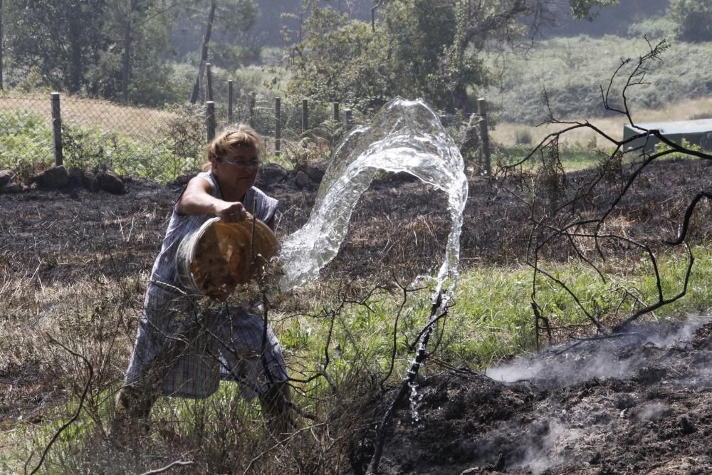 Incendios en Galicia | Vecinos de Cotobade intentan alejar el fuego de sus casas