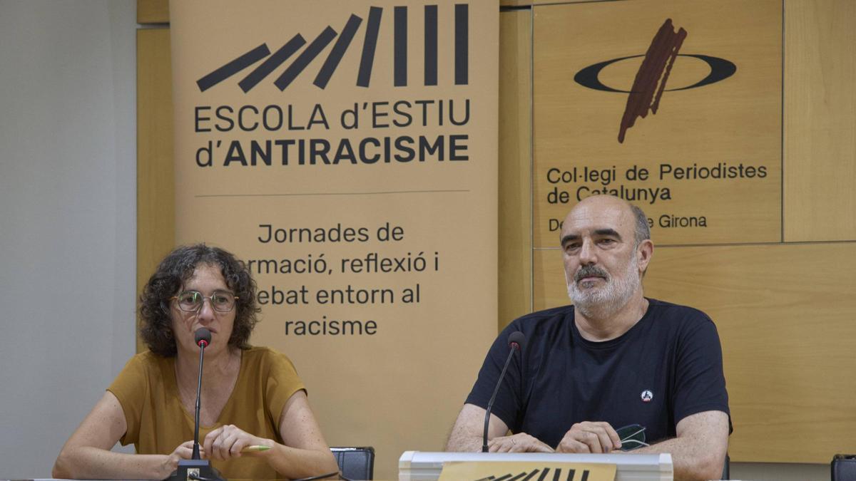 Èlia Llinàs i Carles Serra presentant aquest matí la tercera edició de l'Escola d'Estiu d'Antiracisme.