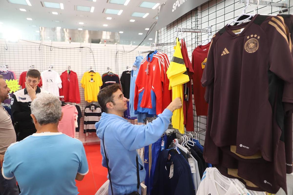 Ropa deportiva en la Feria Outlet de Córdoba.