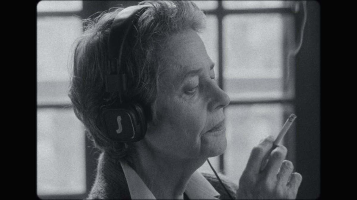 Charlotte Rampling encarna a una sicoterapeuta que escucha y analiza los archivos sonoros de sus pacientes en 'L'ancre'.