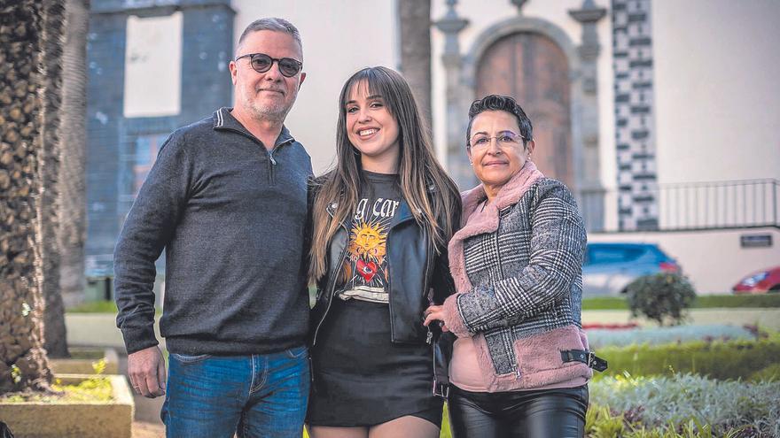 María Belén, Raquel y José Luis posan el pasado jueves en el entorno de La Concepción de La Orotava.