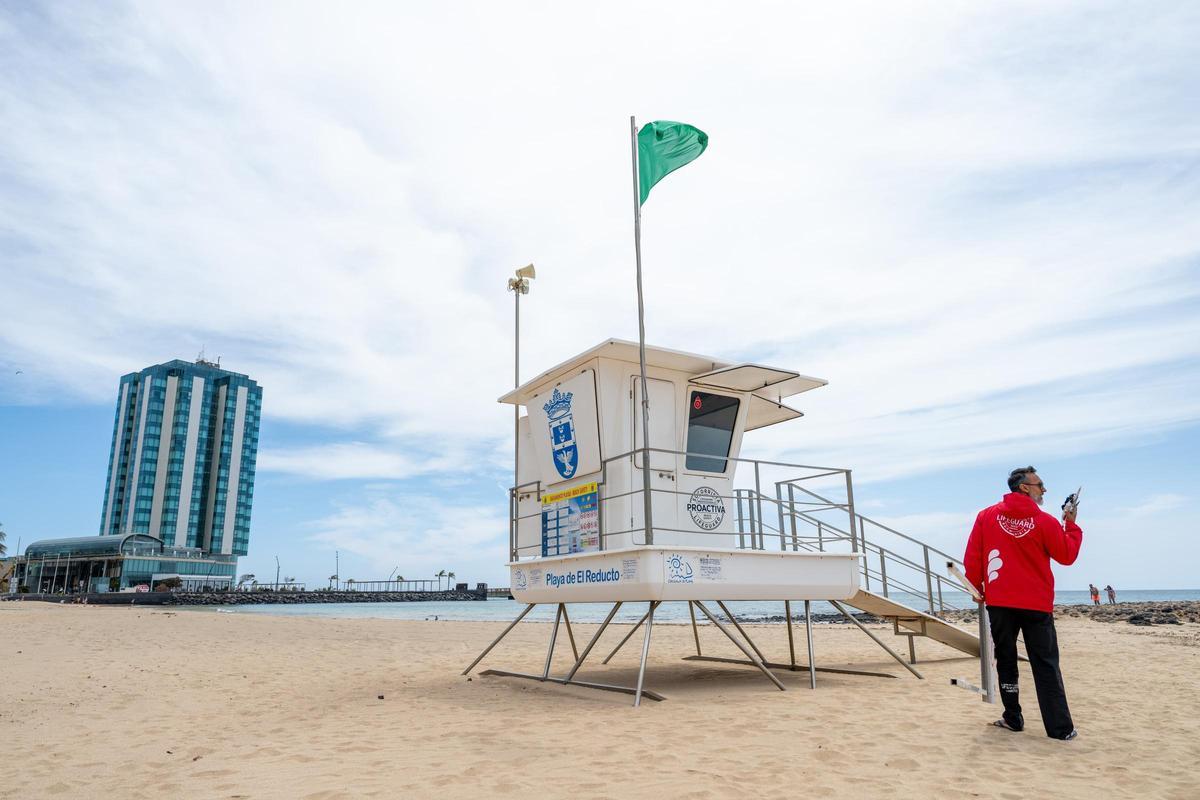 La bandera verde ondea este Miércoles Santo en el puesto de socorrismo de la playa de El Reducto, en Arrecife