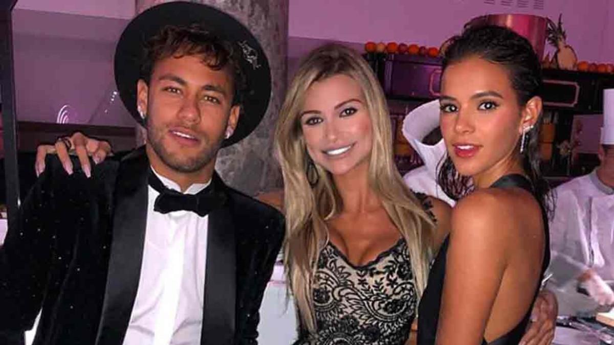Neymar, junto a Bruna Marquezine y otra invitada