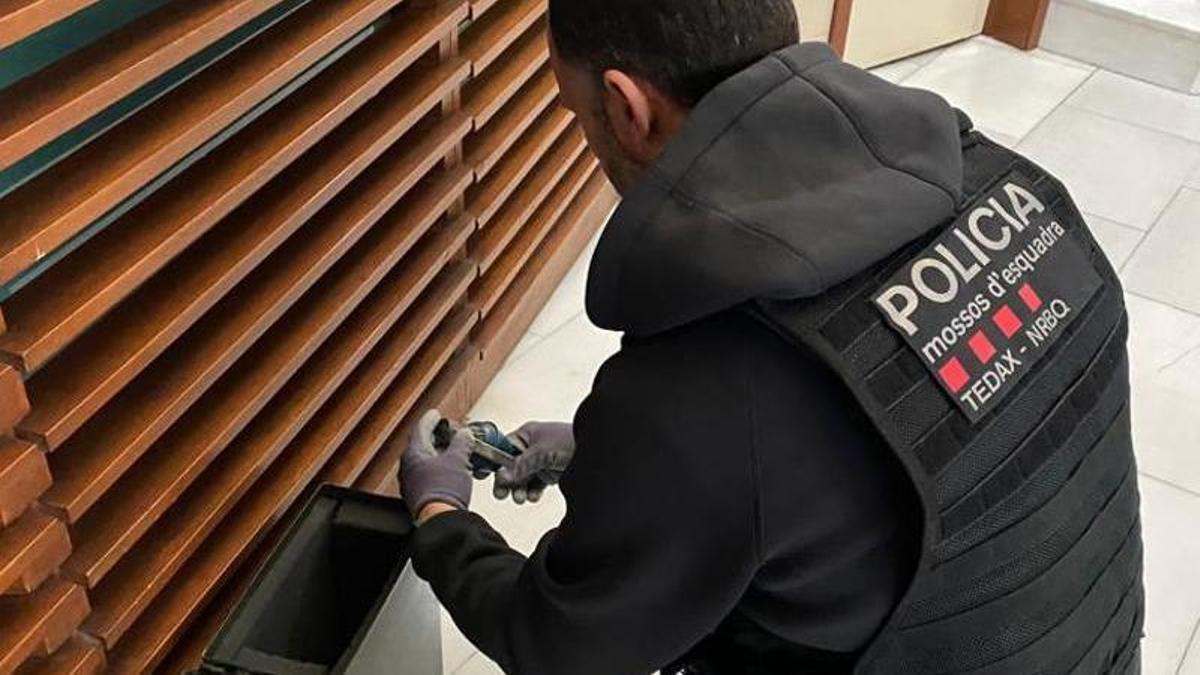 Un agent dels Mossos fent comprovacions per determinar la seguretat de la granada
