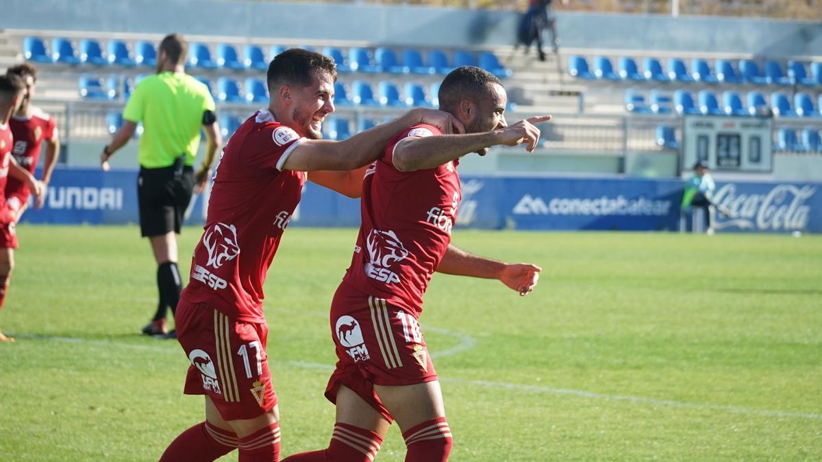 Julio Gracia y Ganet celebran el primer gol del Real Murcia.