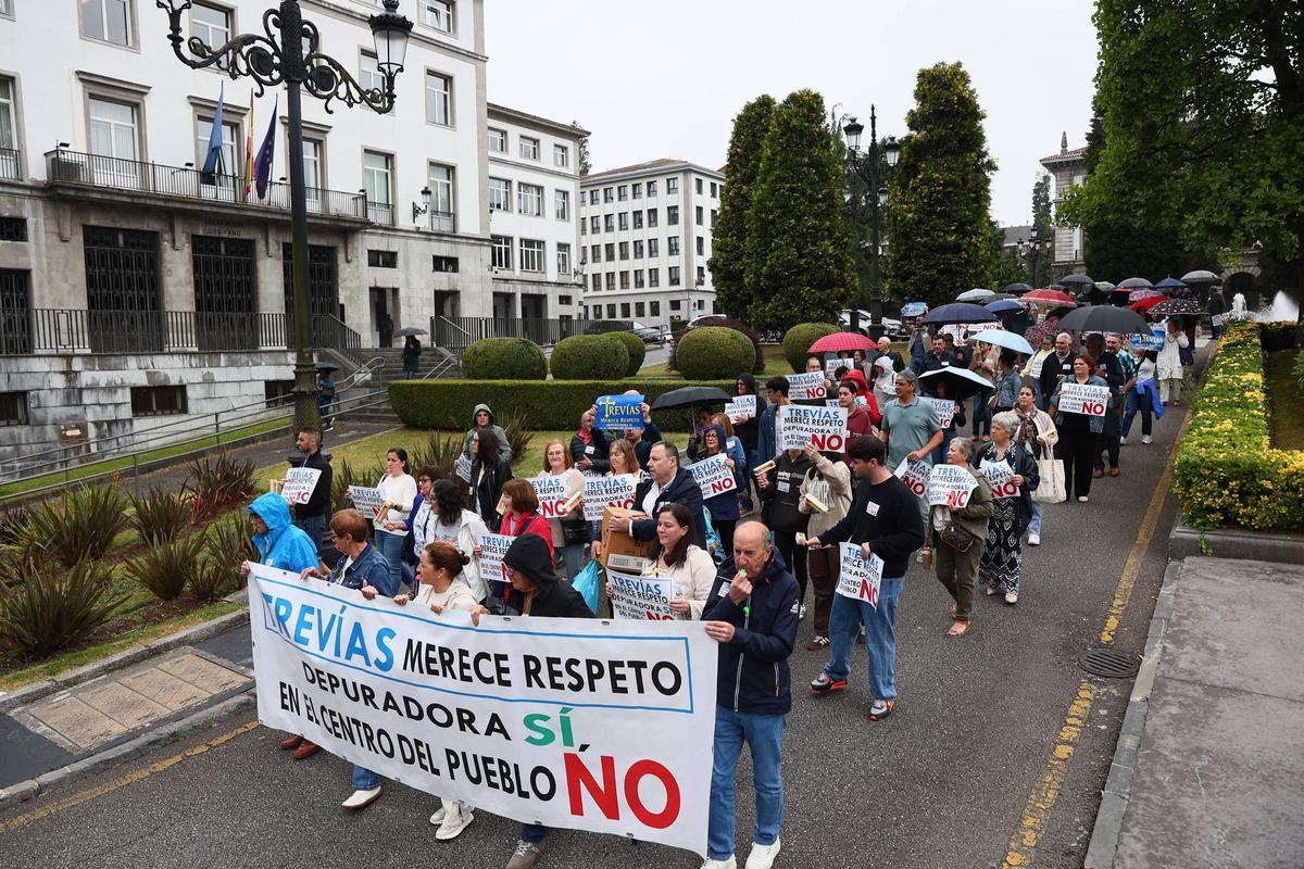 En imágenes: así fue la manifestación por las calles de Oviedo de los vecinos de Trevías que luchan por cambiar la depuradora de lugar En imágenes: así fue la manifestación por las calles de Oviedo de los vecinos de Trevías que luchan por cambiar la depuradora de lugar