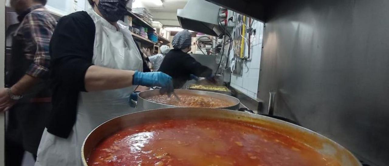 Carmen Blanco, calentando callos ayer en un local de Noreña. | A. I.