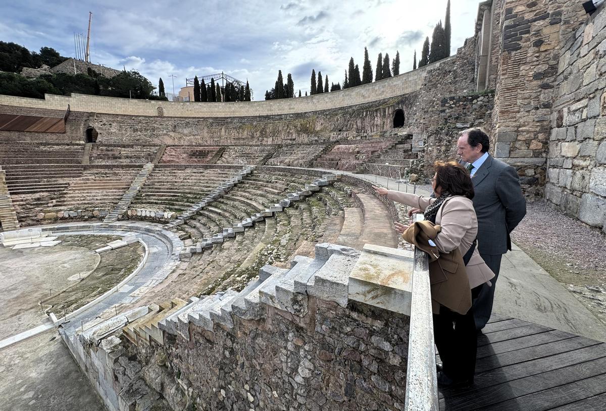 Jaime Alfonsín y Elena Ruiz durante la visita al Teatro Romano de Cartagena.
