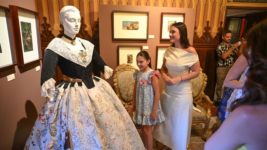 Alta costura con sello valenciano: de vestir a la Fallera Mayor a las Reinas de las fiestas de Elche