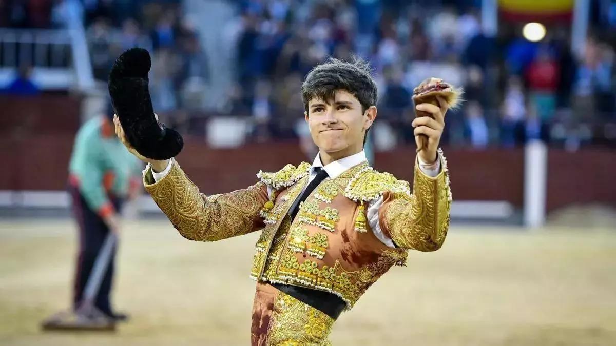 Aarón Palacio, triunfo en mano, saluda al público. /
