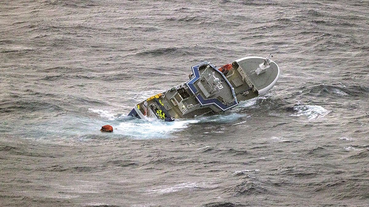 Marineros (de amarillo) se aferran a la cubierta del pesquero «Argos Georgia» para no caer al mar, minutos antes de su hundimiento el 22 de julio de 2024 al oeste de las Malvinas.